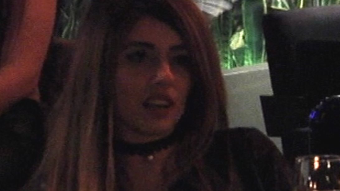 Μίνα Αρναούτη: Η πρώτη τηλεοπτική εμφάνιση μετά το τροχαίο με τον Παντελίδη: Υποβασταζόμενη σε βραδινή της έξοδο