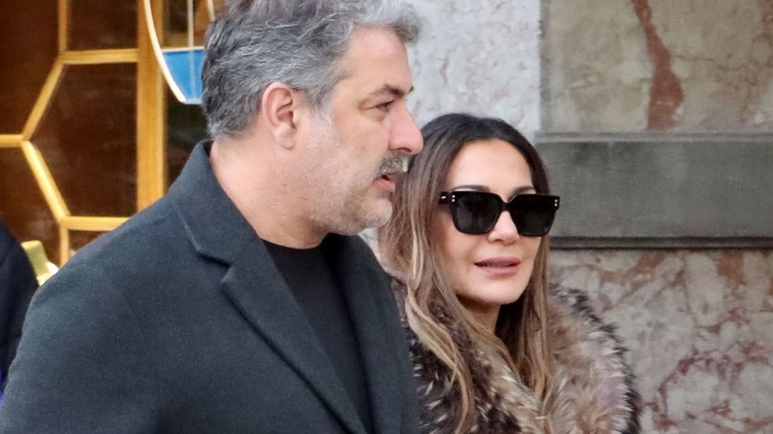 Δέσποινα Βανδή και Βασίλης Μπισμπίκης: Γιόρτασαν την Κ. Δευτέρα στο στέκι τους στου Ψυρρή