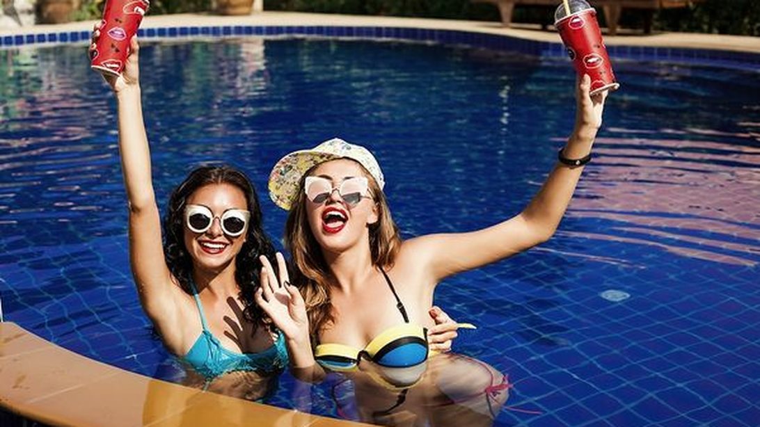 «Ψάχνονται» οι γυναίκες στις διακοπές;: Αυτοί είναι οι λόγοι που τις κάνουν... κυνηγούς!