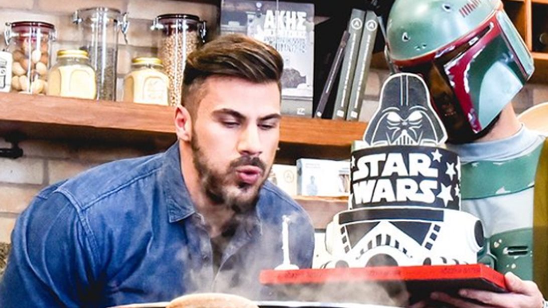 Άκης Πετρετζίκης: Έκλεισε τα 34! Το άλμπουμ των γενεθλίων του