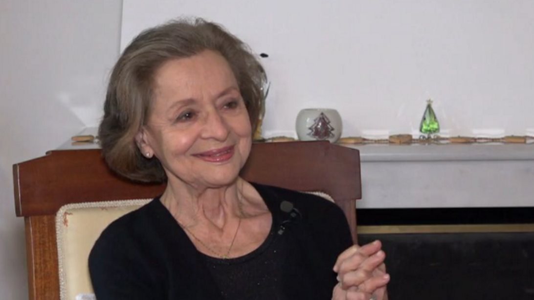 Όλγα Δαμάνη: "Όχι μόνο με φωνάζουν "γιαγιά Ειρήνη" στον δρόμο, αλλά μου δίνουν και...γκοφρέτες!"