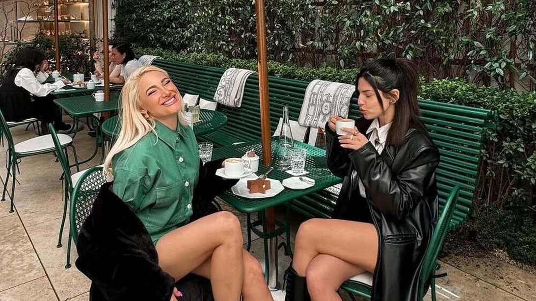 Η Ιωάννα Τούνη απαθανατίζει την κολλητή της, Στέλλα Πάσσαρη με τον αγαπημένο της σε ένα τρυφερό στιγμιότυπο στην παραλία