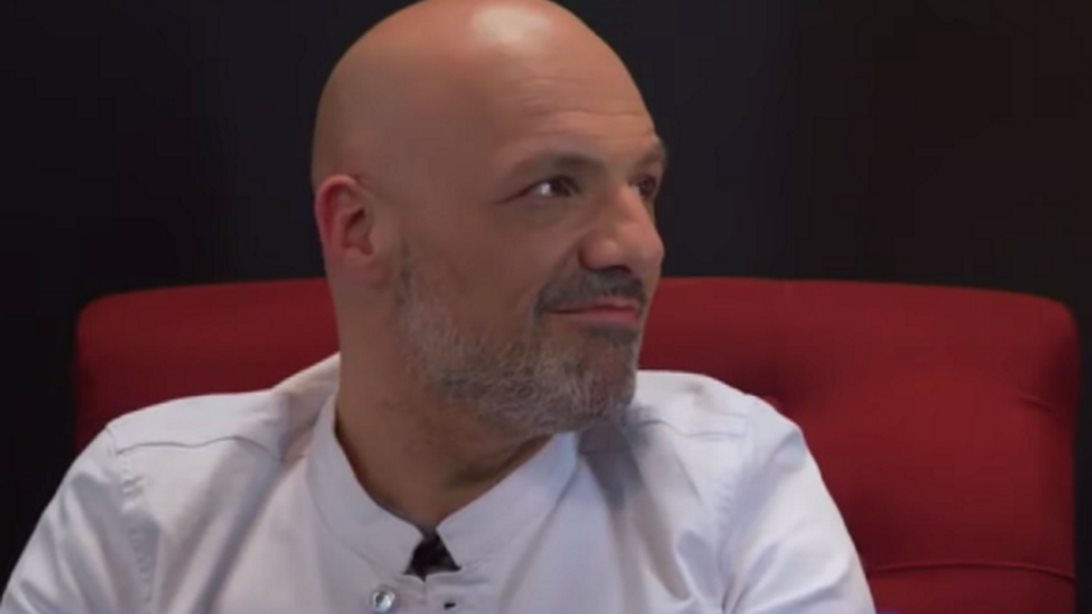 Νίκος Μουτσινάς: Η «αδιάκριτη» ερώτηση για την ερωτική του ζωή &amp; η αντίδρασή του | Δείτε το video