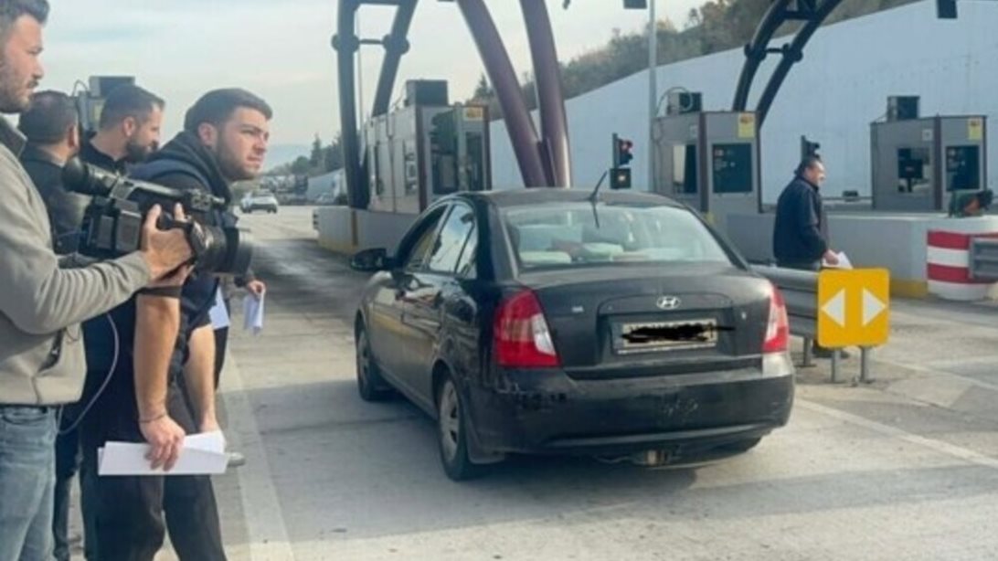 Οι αγρότες σηκώνουν τις μπάρες των διοδίων και βάζουν κουκούλες στις κάμερες [εικόνες - βίντεο]