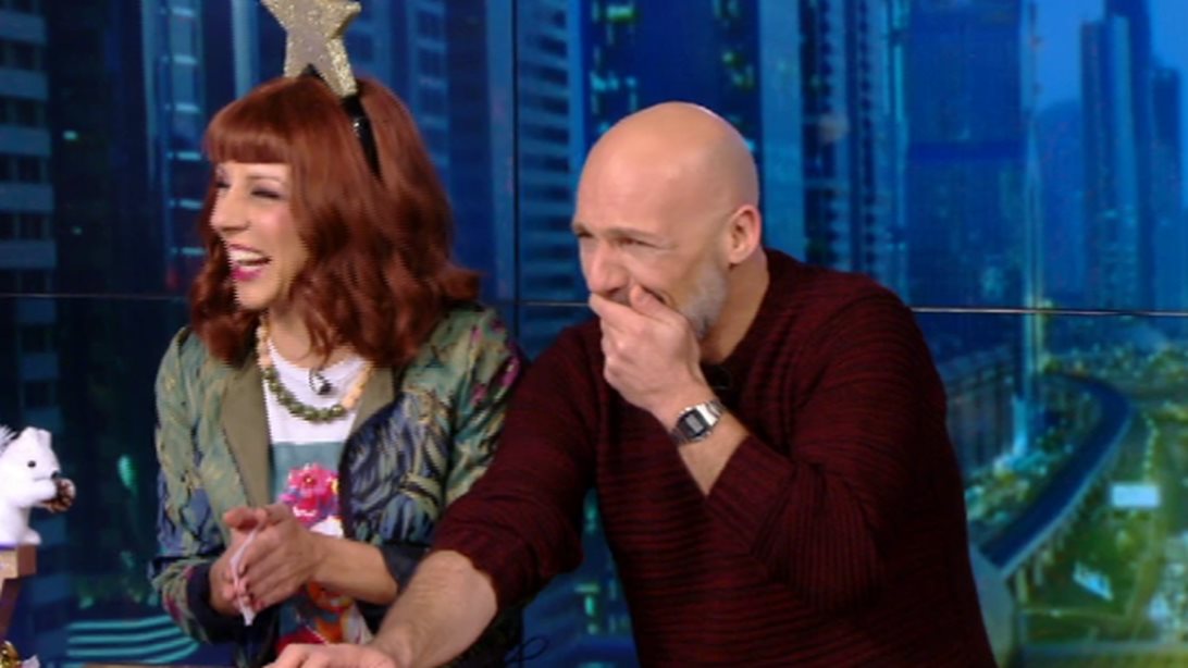 Νίκος Μουτσινάς
: Η Ζέτα Μακρυπούλια τον προκάλεσε να κάνει αποτρίχωση on air και εκείνος έκανε! Δείτε το ξεκαρδιστικό video