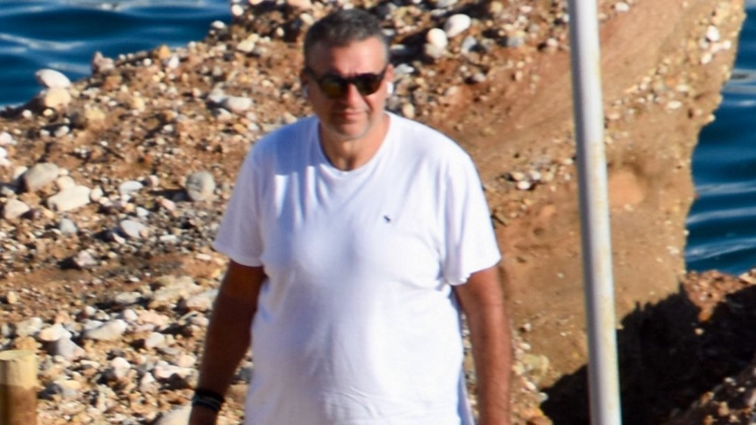 Ο Γιώργος Λιάγκας με... καλοκαιρινή διάθεση στη Βουλιαγμένη!