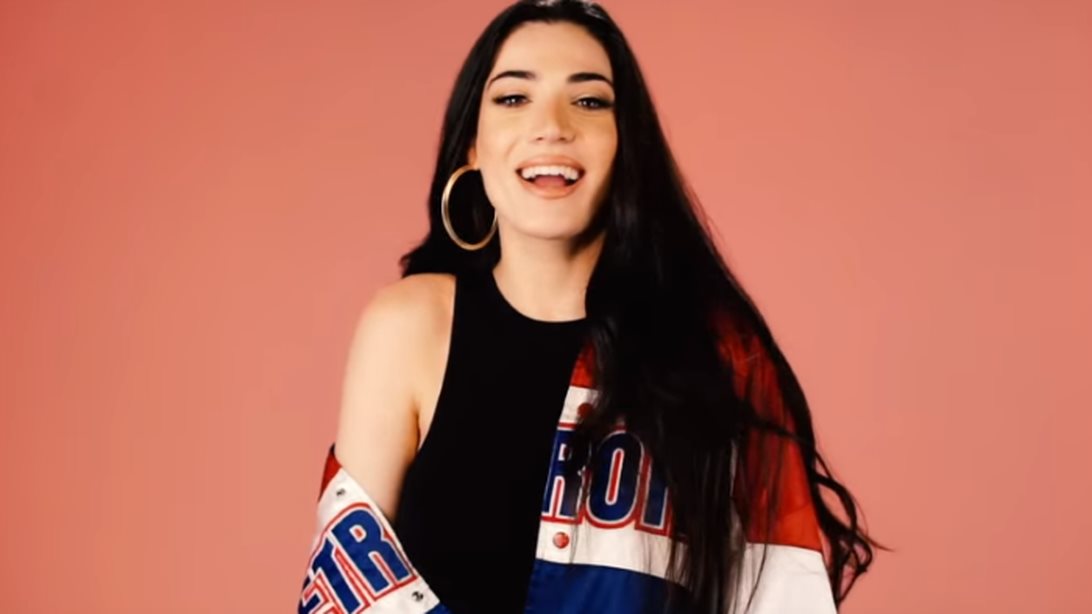 Ήβη Αδάμου: Αγνώριστη στο νέο της video clip! Δείτε τη κατάξανθη