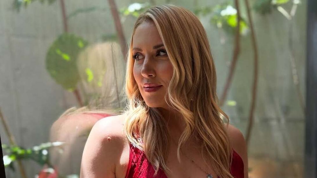 Η Φωτεινή Πετρογιάννη με το ιδανικό κόκκινο φόρεμα από τη Massimo Dutti - Θα το βρεις σε έκπτωση