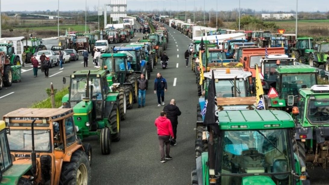 Αγροτικά μπλόκα: Πολύωροι αποκλεισμοί στα τελωνεία Προμαχώνα, Εξοχής, Ευζώνων και Νίκης - Σύσκεψη το μεσημέρι στη Νίκαια