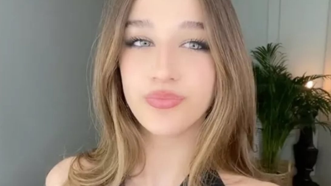 Με κόκκινο κραγιόν και sparkly σακάκι η Αναστασία Ρουβά | Η solo εμφάνιση της 16χρονης