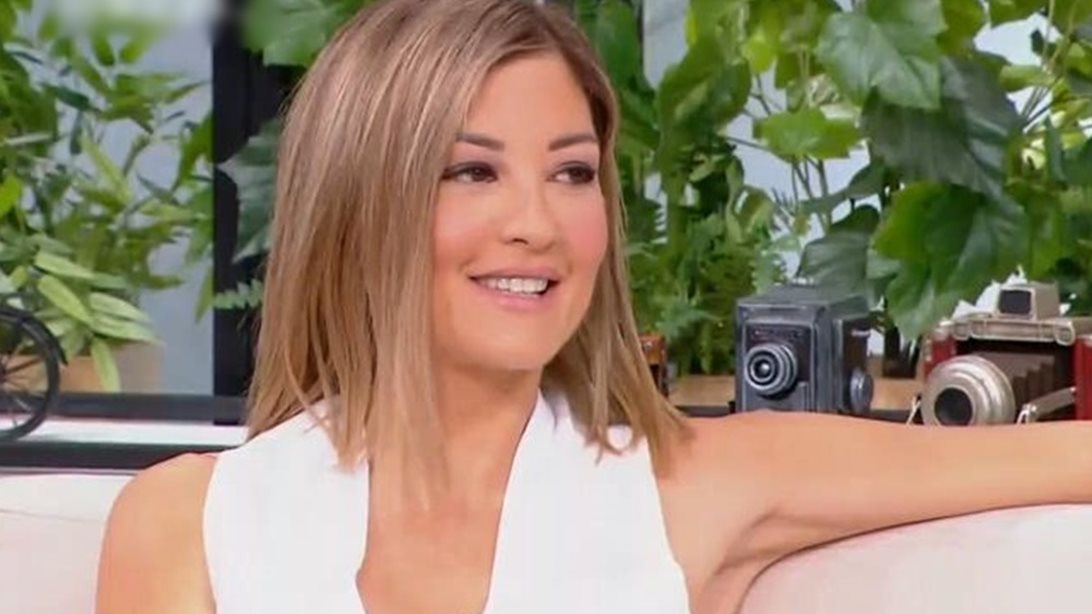 Φόρεσε το λευκό παντελόνι όπως η Ράνια Τζίμα | Ο κομψός συνδυασμός που θα σε εμπνεύσει