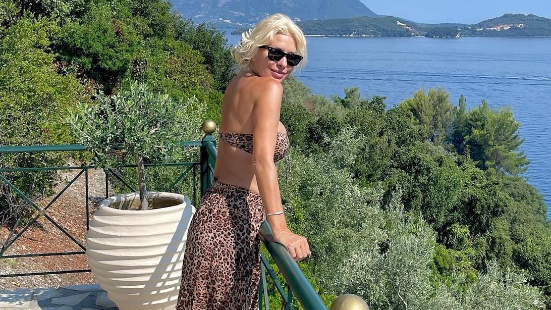 Η Ελένη Μενεγάκη ποζάρει με φόντο το γαλάζιο