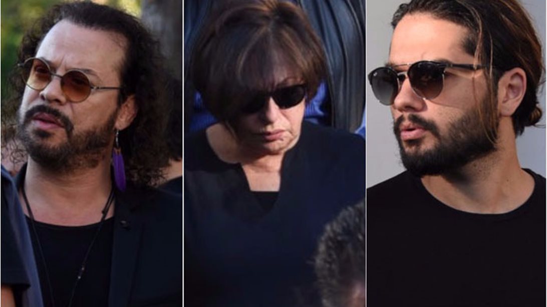 Χάρις Αλεξίου: Συντετριμμένη στην κηδεία του αδελφού της: Ο καλλιτεχνικός κόσμος αποχαιρέτησε τον Γιώργο Σαρρή