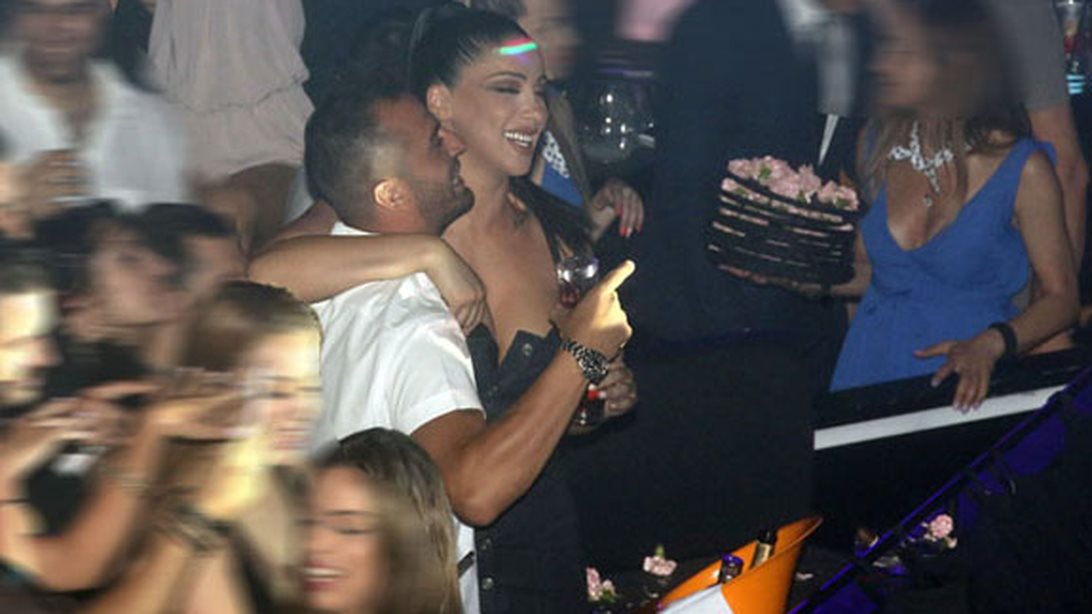 Άρης Σοϊλέδης : Στην αγκαλιά της Βαλέριας Χοψονίδου λίγες μέρες μετά τον χωρισμό με τη Χατζίδου: Φωτογραφίες