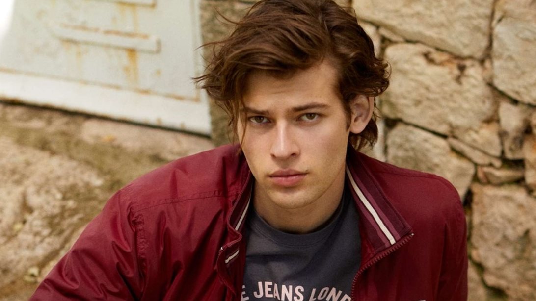 Στιλάτος στο κρύο και τη βροχή με την Pepe Jeans