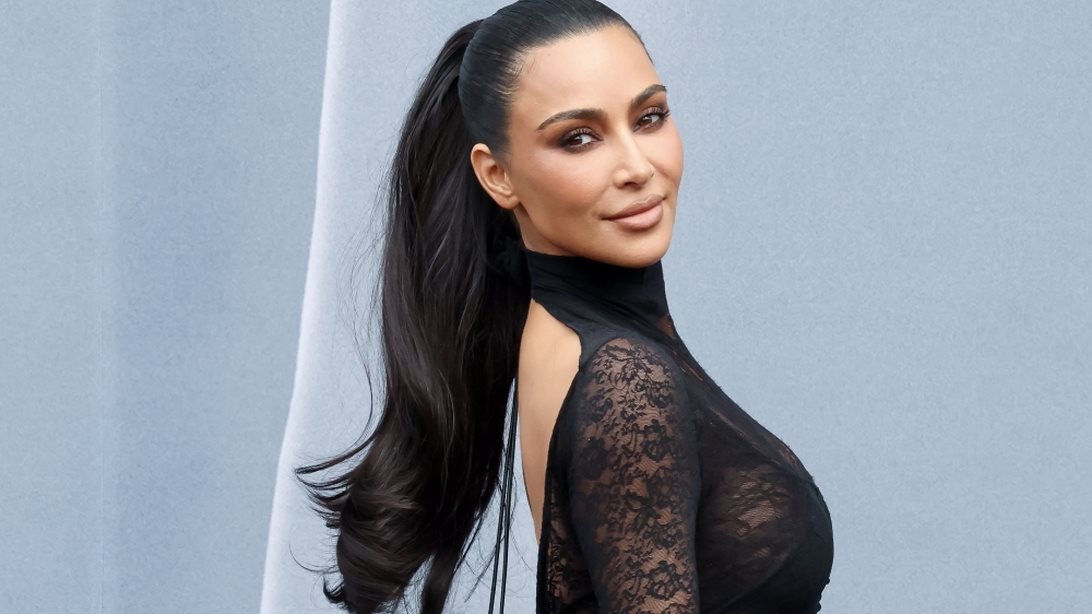 Στη λέξη 'καύσωνας' ταιριάζει τέλεια η Kim Kardashian με animal print μαγιό