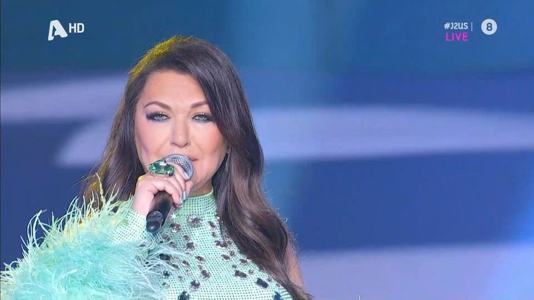 J2US | Η Καίτη Γαρμπή τραγούδησε "Ελλάδα, χώρα του φωτός" μετά από 30 χρόνια και αποθεώθηκε!