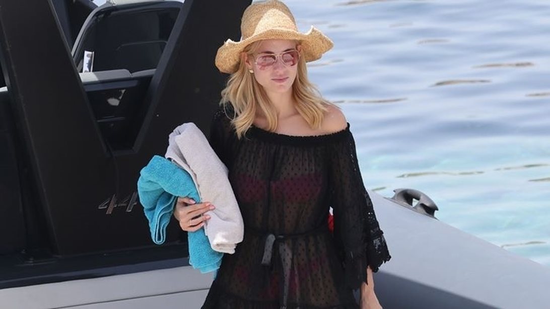 Η Δούκισσα Νομικού προτείνει το πιο stylish χτένισμα για διακοπές σε νησί