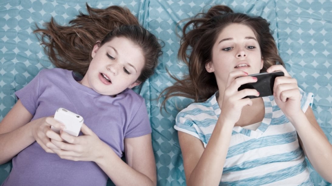 MamaPost by The Mamagers: «Έρευνα – Γιατί τα παιδιά που έχουν smartphone κολλάνε πιο εύκολα ψείρες»
