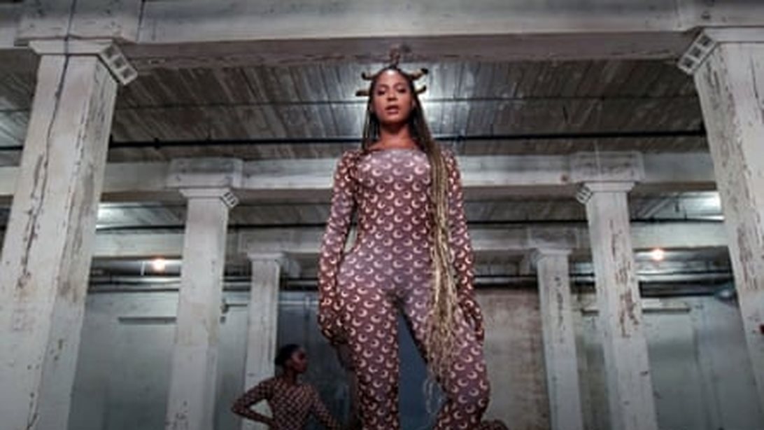 Marine Serre: To logo που λατρεύουν οι celebrities ήρθε να κατακτήσει τον κόσμο της μόδας!