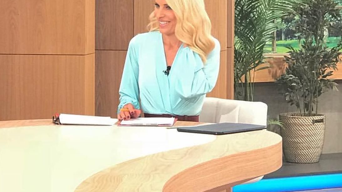 Ελένη Μενεγάκη: Η fashion editor βαθμολογεί το look στην πρεμιέρα της εκπομπής της