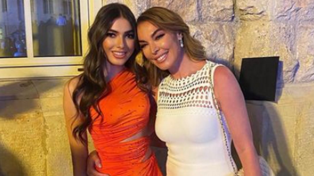 Όταν η Λυδία Ευαγγελάτου ήταν ένα ξανθό, πανέμορφο κοριτσάκι | Η φωτογραφία με την Τατιάνα Στεφανίδου το 2005