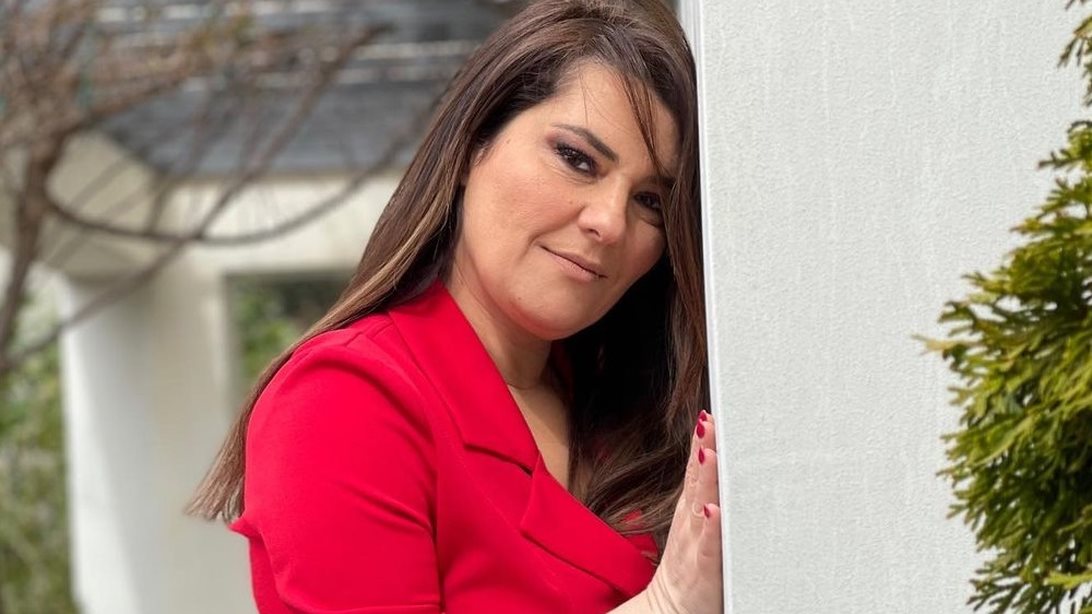 Κατερίνα Ζαρίφη | Φωτογραφίζεται με κόκκινο μαγιό μετά την απώλεια κιλών