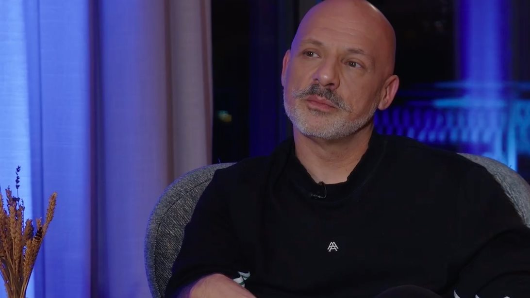 Νίκος Μουτσινάς: "Όταν ξεκίνησα να κάνω εκπομπές, ήμουν αυστηρός. Μαλ@@ας δεν νομίζω"