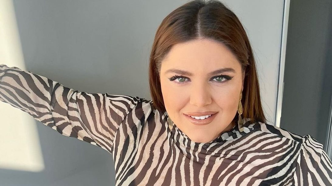 Η Δανάη Μπάρκα φόρεσε το κραγιόν που όλες οι καστανές πρέπει να δοκιμάσουν φέτος το καλοκαίρι