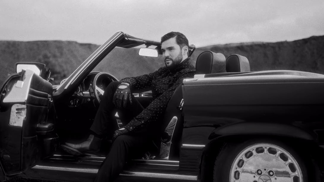 Ο Κωνσταντίνος Μαργαρίτης επιστρέφει και ερμηνεύει το ξεσηκωτικό "Σβήσε Και Κατέβα"