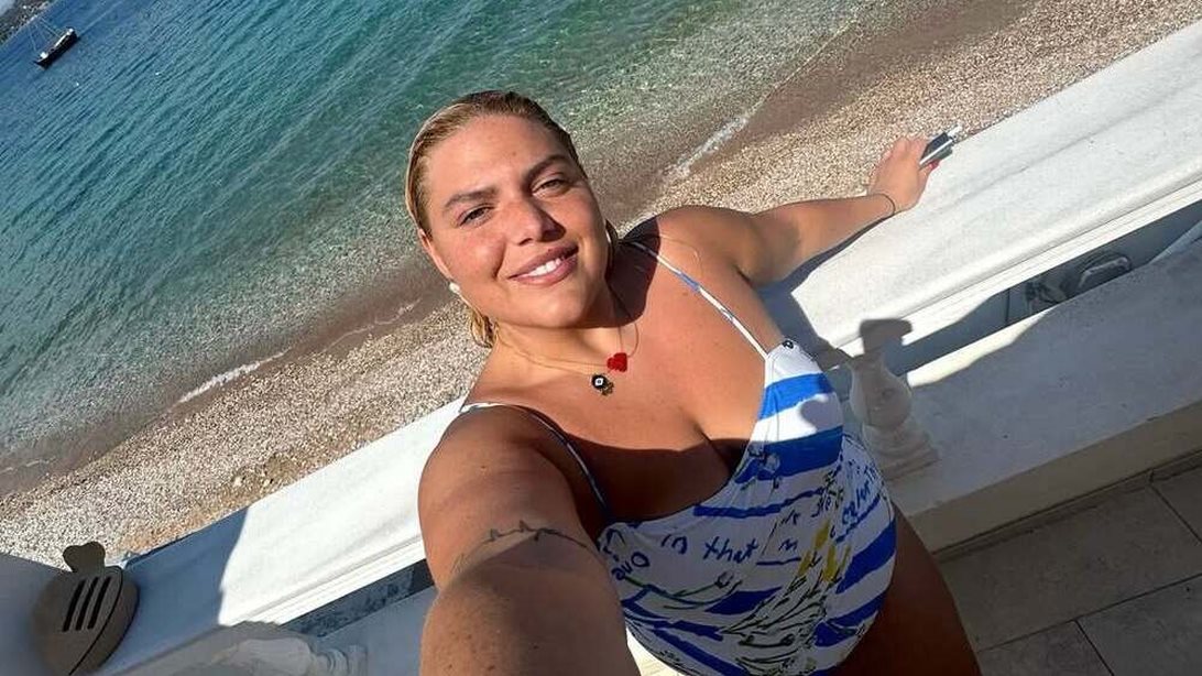 Η Δανάη Μπάρκα φόρεσε το κραγιόν που όλες οι ξανθιές πρέπει να δοκιμάσουν φέτος το καλοκαίρι