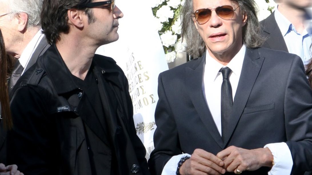 Το Τελευταίο Αντίο Στον Τζίμη Πανούση: Οι πρώτες εικόνες από την κηδεία του