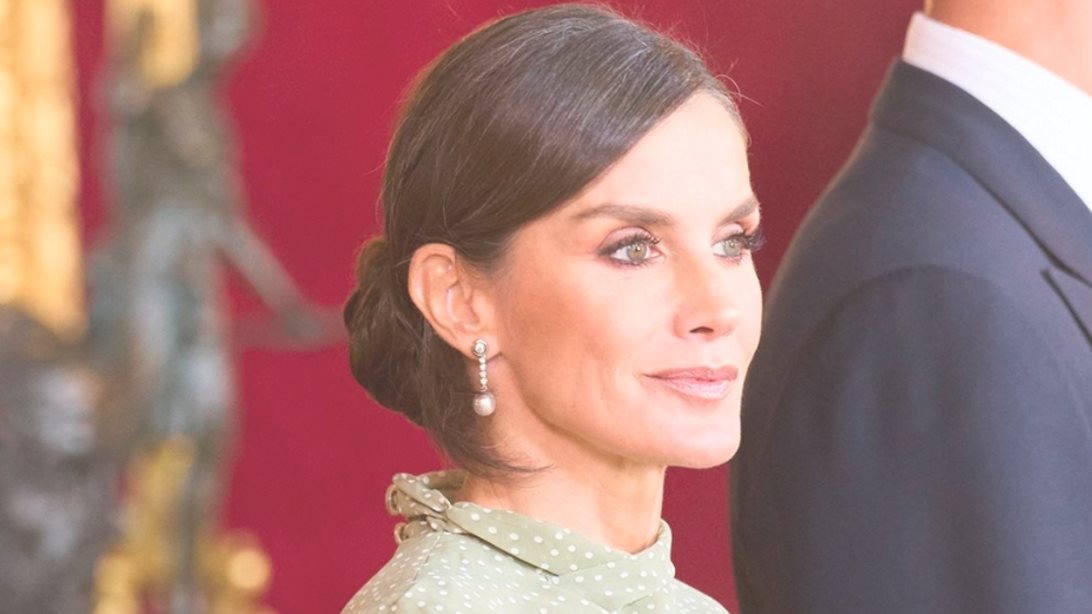 Βασίλισσα Letizia | Εμφανίστηκε (ξανά) με φόρεμα που "σπάει το πρωτόκολλο"