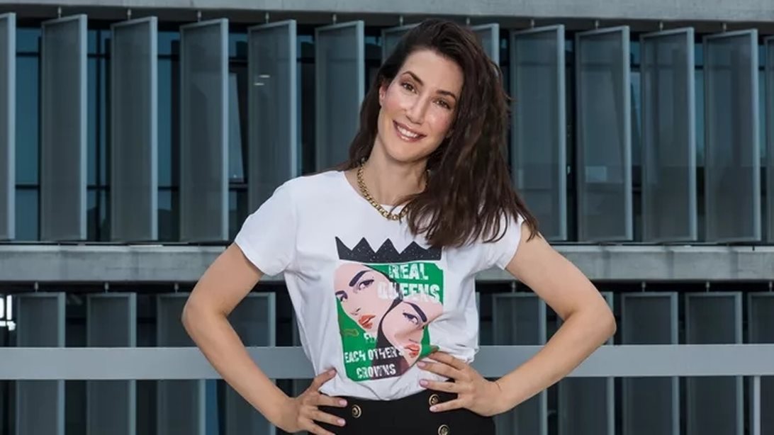 BE SHERO: Η Χριστίνα Φλαμπούρη φορά τη νέα limited συλλογή της Answear.LAB και μιλά για τις γυναίκες που την εμπνέουν