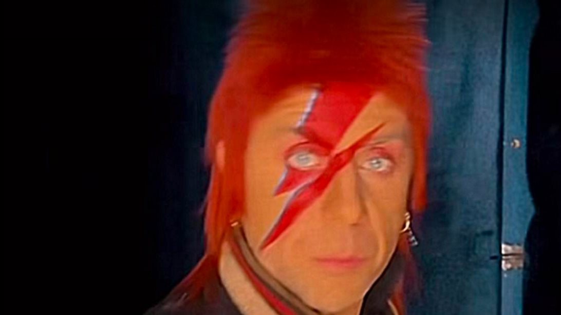 Ο Γιώργος Μαζωνάκης εμφανίστηκε στην σκηνή σαν άλλος David Bowie