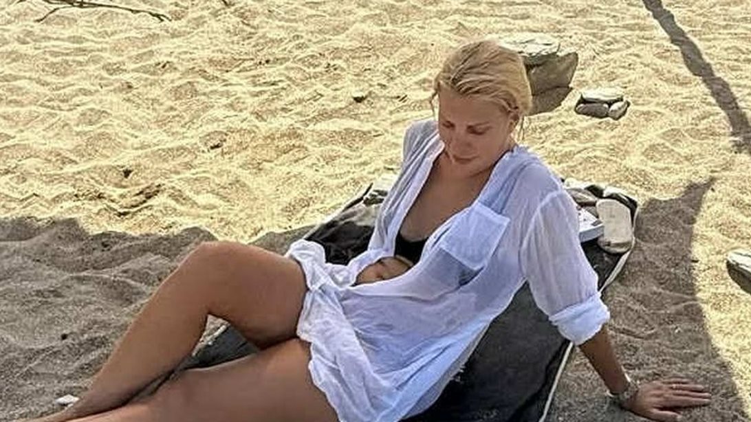 "Μια οπτασία" η Ελένη Μενεγάκη | Εντυπωσιακή εμφάνιση με couture δημιουργία σε γάμο