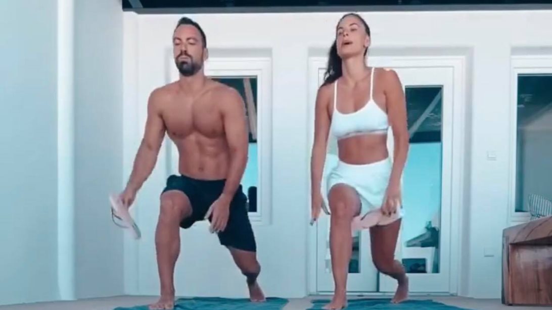 Σάκης Τανιμανίδης &amp; Χριστίνα Μπόμπα: Γυμναστική και στις διακοπές - Η απόδρασή τους στη Σαντορίνη
