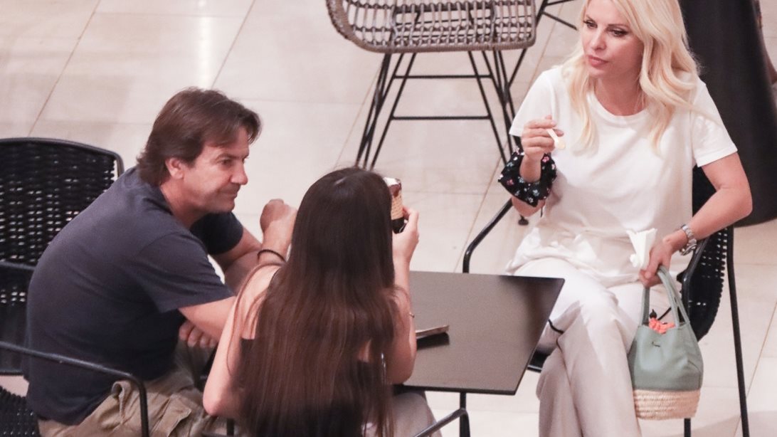 H Ελένη Μενεγάκη με τον Μάκη Παντζόπουλο και τη Λάουρα Λάτσιου σε καθημερινές στιγμές