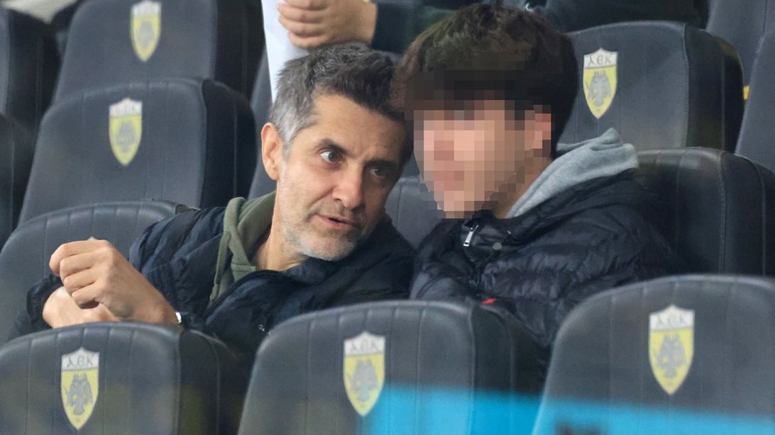 Ο Φοίβος σε σπάνια εμφάνιση στο γήπεδο με τον γιο του, Έκτορα