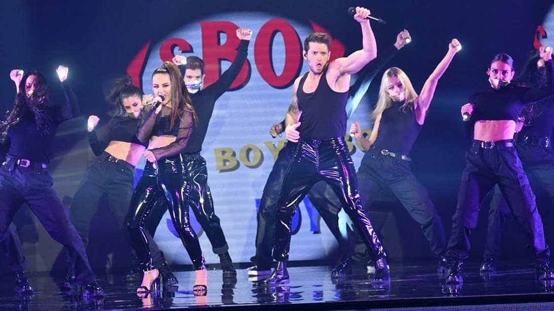 J2US | Η sexy εμφάνιση με δερμάτινα της Ζένιας Μπονάτσου και του Βαγγέλη Κακουριώτη