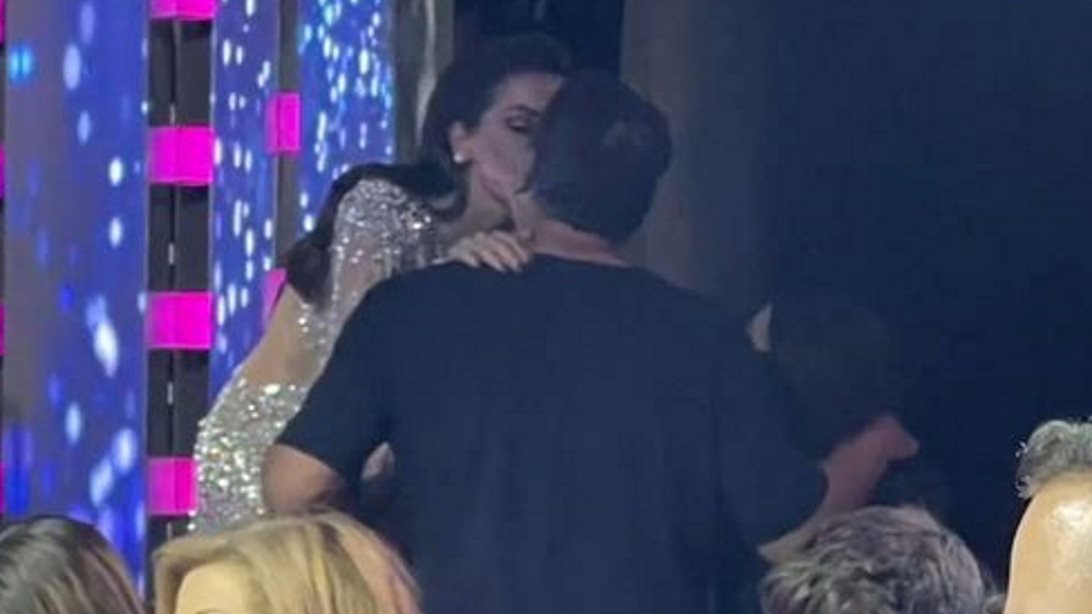 Δέσποινα Βανδή &amp; Βασίλης Μπισμπίκης σε τρυφερά τετ α τετ στην πρεμιέρα του "J2US"