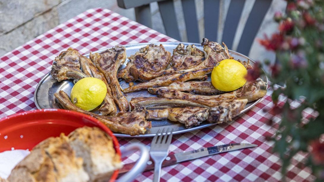 Σε αυτές τις ταβέρνες οι Αθηναίοι επιστρέφουν ξανά και ξανά