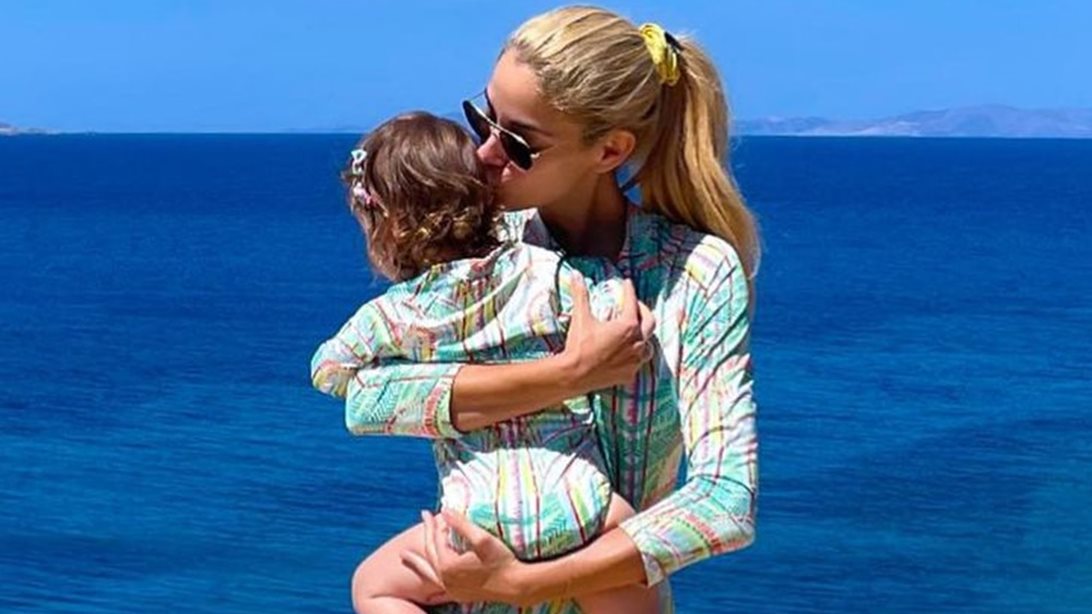 Η Δούκισσα Νομικού ποζάρει με τη γλυκύτατη κόρη της, Αναστασία, πιο stylish και ευτυχισμένη από ποτέ