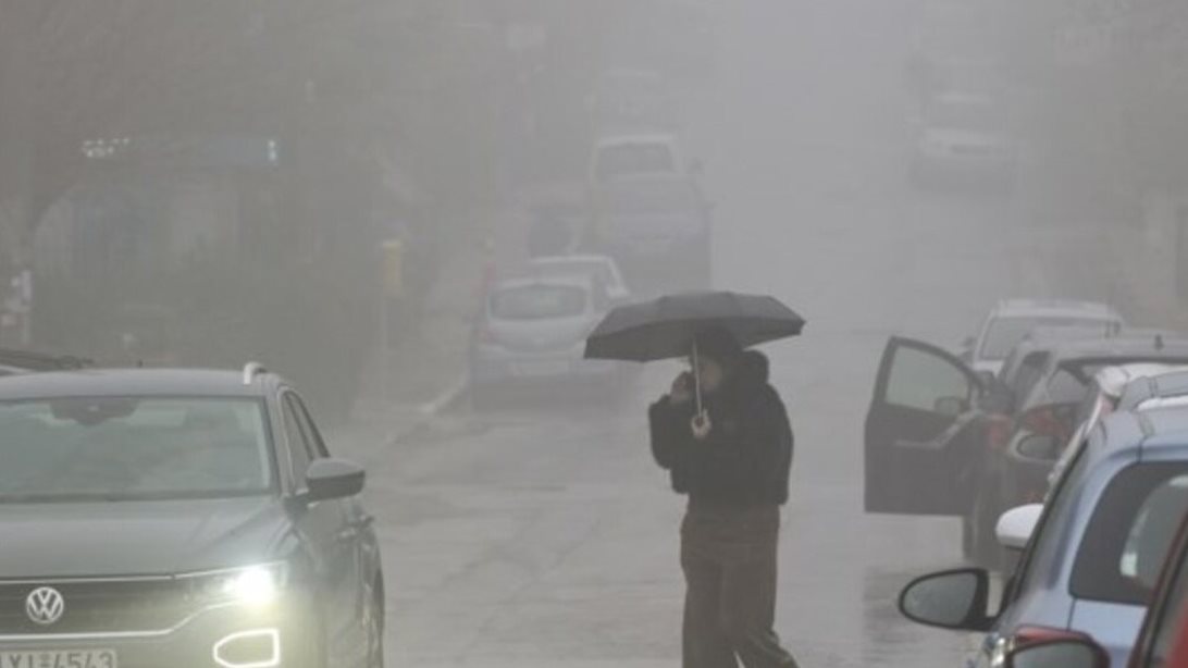 "Πορτοκαλί" συναγερμός για καταιγίδες και χαλάζι: Το νέο έκτακτο δελτίο της ΕΜΥ - Ανοιξαν οι ουρανοί στην Αθήνα