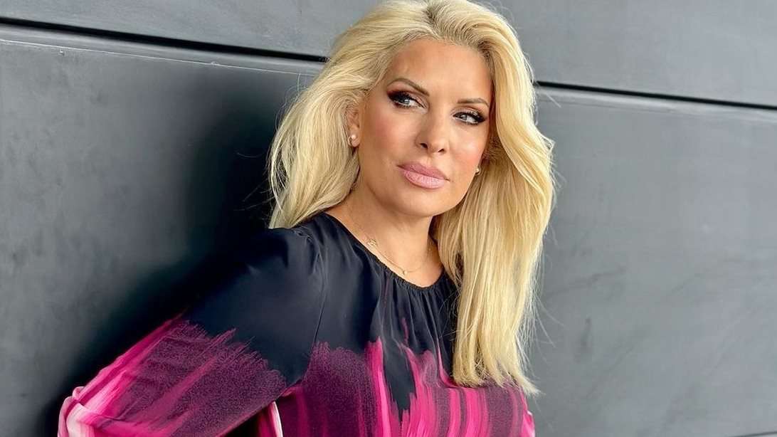 Η Ελένη Μενεγάκη φόρεσε το ιδανικό μαύρο φόρεμα για το φθινόπωρο από τη Marks &amp; Spencer