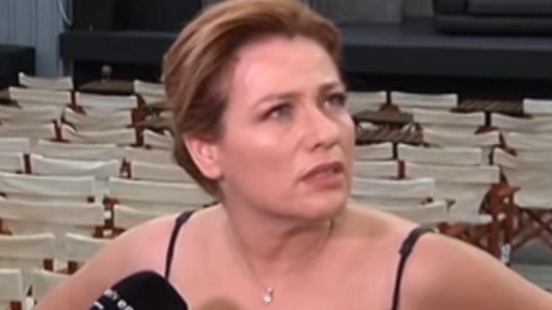 Μαριάννα Τουμασάτου: Ο απίστευτος εκνευρισμός όταν τη ρώτησαν αν θα παραστεί η κόρη της στην πρεμιέρα της στο θέατρο: Δείτε το video!