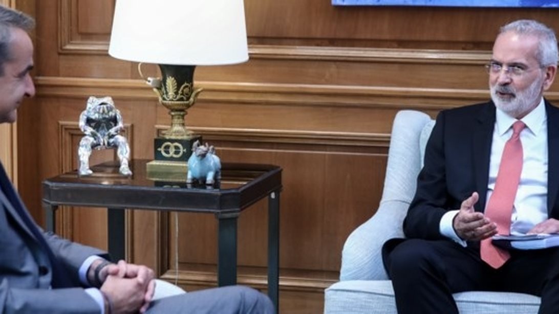 Ανέλαβε υπηρεσιακός πρωθυπουργός ο Σαρμάς - Του παρέδωσε τον μπλε φάκελο ο Μητσοτάκης