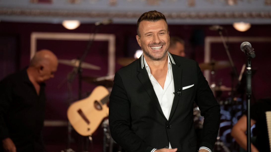 Σπίτι με το Μega: Στα γυρίσματα της συναυλίας του Γιάννη Πλούταρχου στο Δημοτικό Θέατρο Πειραιά