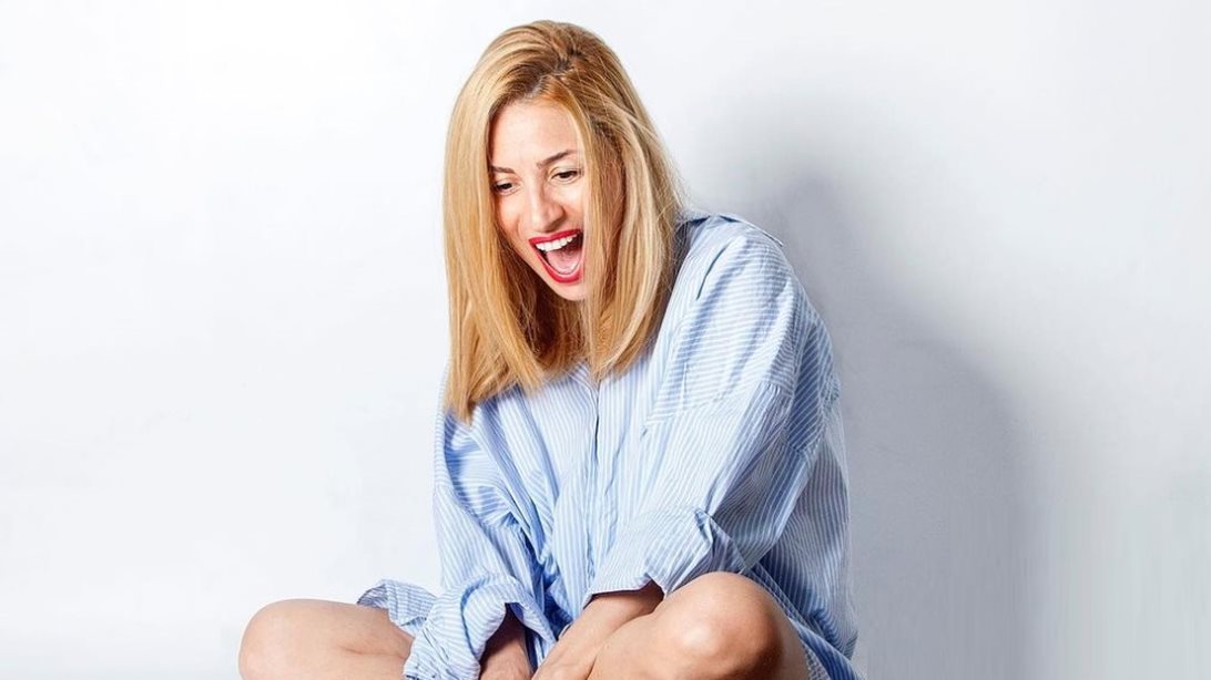 Στην γκαρνταρόμπα της Μαρίας Ηλιάκη | Ανακαλύψαμε το πιο ζεστό παλτό που φορούν όλες οι fashionistas