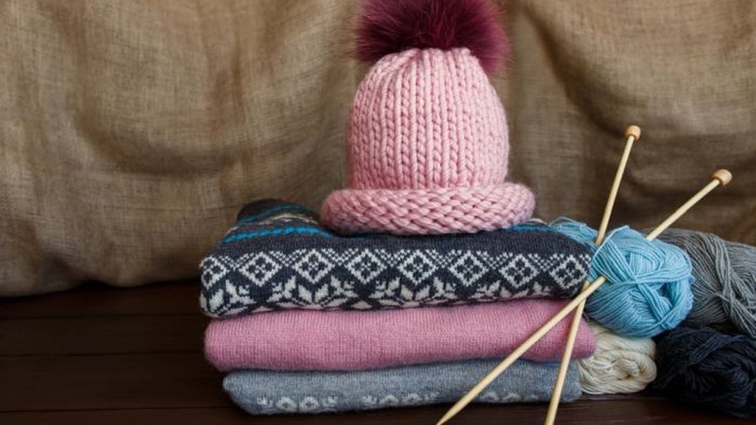 Μάλλινα ρούχα: Αυτό είναι το κόλπο για να μην «τσιμπάνε»